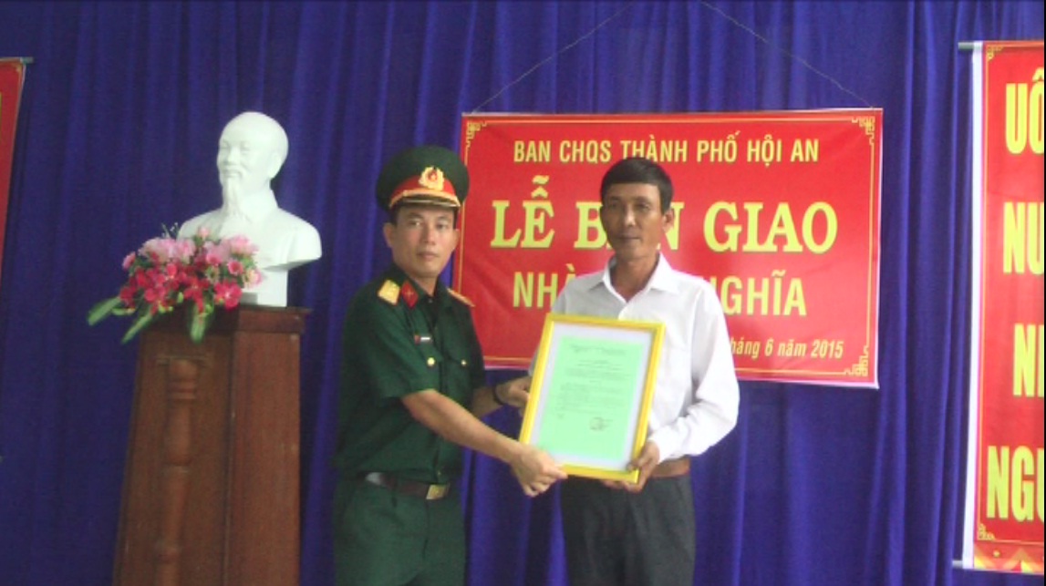 Cơ quan Quân sự TP: Bàn giao nhà tình nghĩa cho mẹ Việt Nam anh hùng