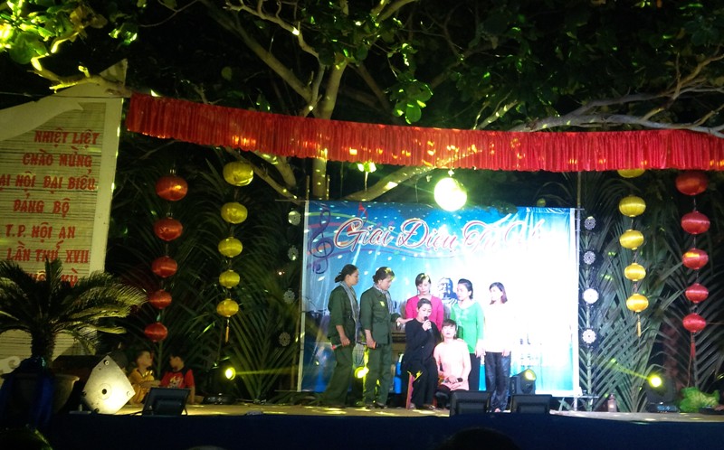 Khối phố Thanh Nam Đông - Cẩm Nam: tổ chức văn nghệ chào mừng Đại hội Đảng bộ Thành phố lần thứ XVII