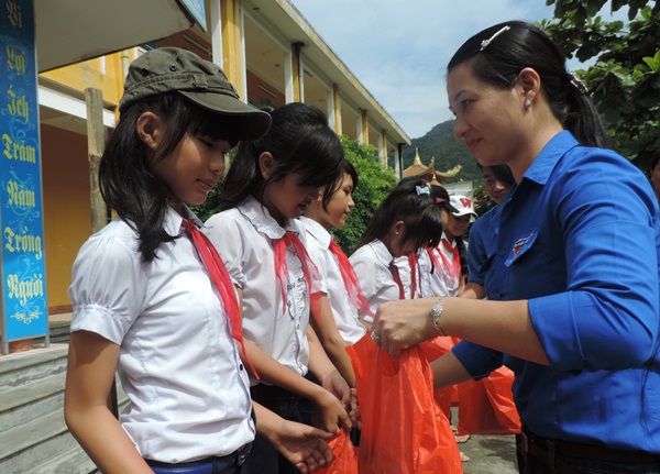 Tặng 350 suất quà cho học sinh xã đảo Tân Hiệp-Cù lao Chàm