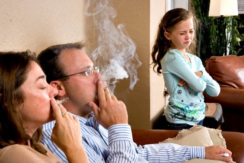 Người lớn hút thuốc, trẻ có thể lên cơn hen, đột tử