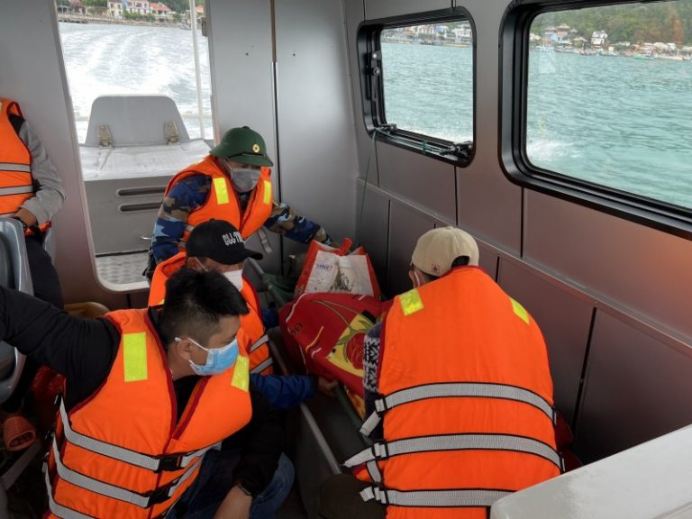 Đồn Biên phòng Cù Lao Chàm Hội An vận chuyển 2 trường hợp ở xã Tân Hiệp vào đất liền cấp cứu