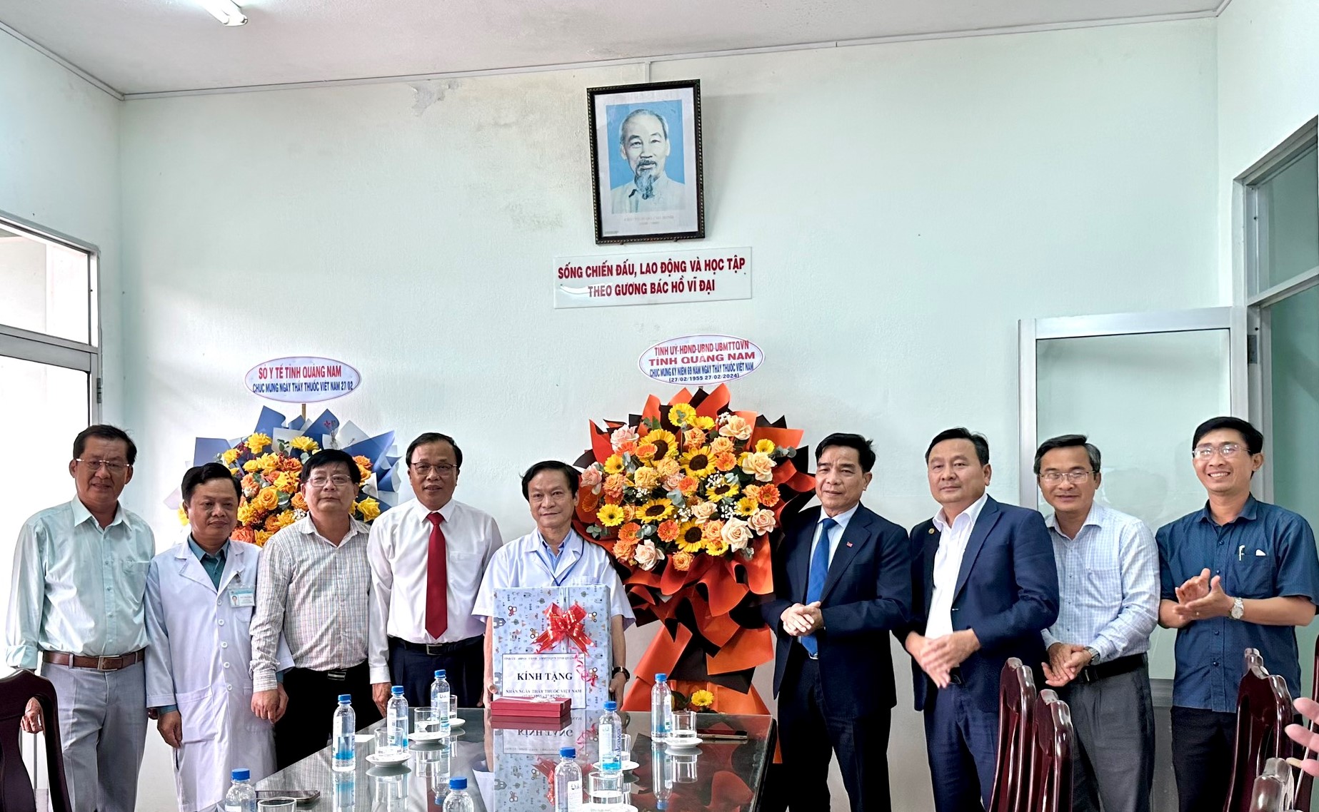 Phó Bí thư Tỉnh ủy Lê Văn Dũng thăm, chúc mừng Trung tâm Y tế Hội An