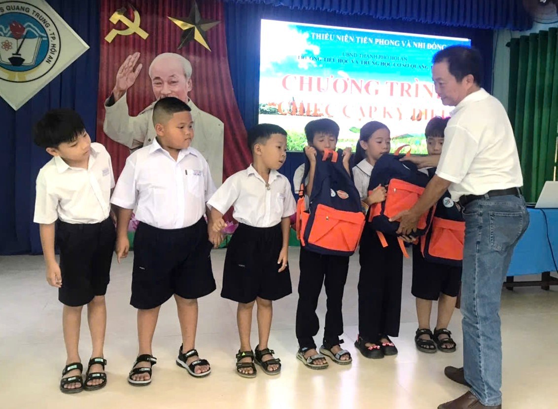 Báo Thiếu niên Tiền phong và Nhi đồng trao 30 “Chiếc cặp kỳ diệu” cho học sinh xã đảo Tân Hiệp và xã Cẩm Kim