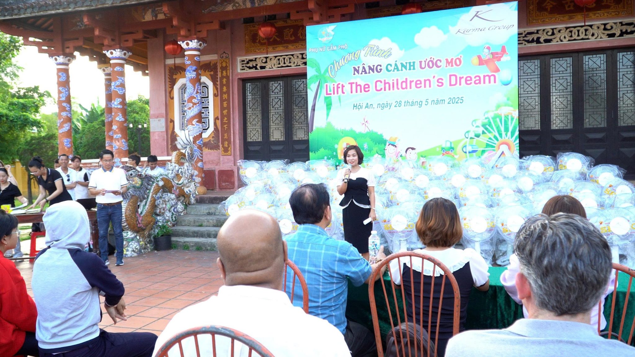 Tập đoàn Karma tặng quà cho trẻ em khó khăn tại Hội An